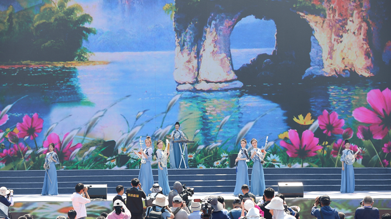 花語湖畔、香動凌源 女子水晶樂坊亮相第五屆中國凌源百合節(jié)