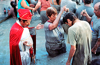 美記者圖揭墨西哥信仰治療師&ldquo;治病&rdquo;實(shí)況