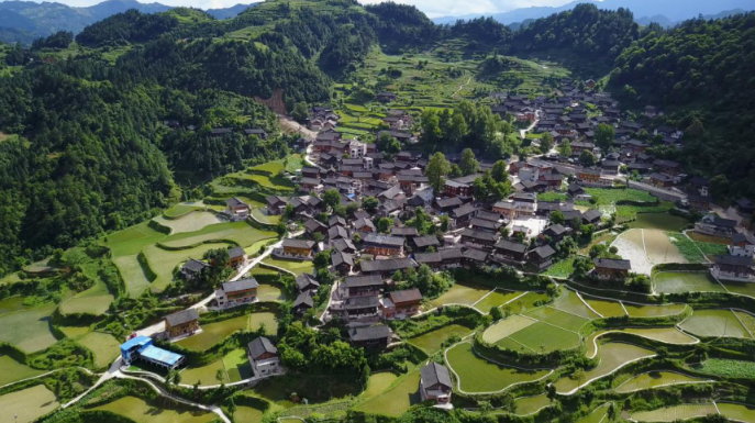 從貧困村到示范村，結(jié)對幫扶的“龍?zhí)翗颖?rdquo;是如何煉成的