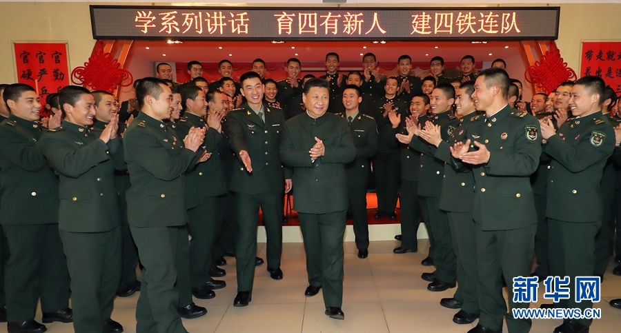 1月23日，習(xí)近平專程來(lái)到陸軍第65集團(tuán)軍，深入基層連隊(duì)，看望慰問(wèn)官兵，代表黨中央和中央軍委，向全軍指戰(zhàn)員、武警部隊(duì)官兵、民兵預(yù)備役人員致以誠(chéng)摯問(wèn)候和新春祝福。這是習(xí)近平在該集團(tuán)軍&ldquo;大功三連&rdquo;同官兵在一起。新華社記者李剛攝