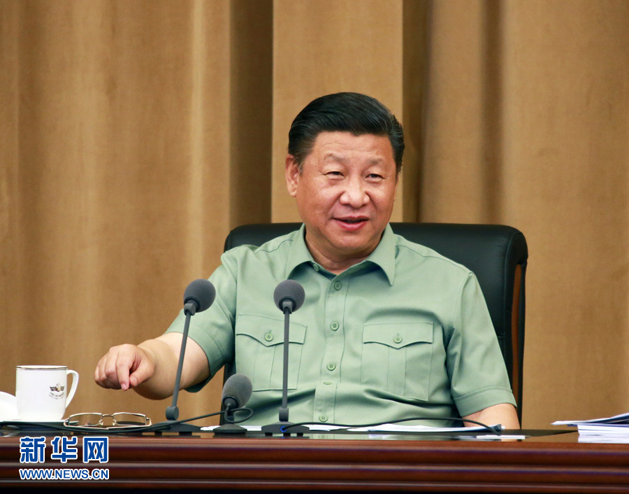 5月24日，中共中央總書(shū)記、國(guó)家主席、中央軍委主席習(xí)近平視察海軍機(jī)關(guān)，親切接見(jiàn)海軍第十二次黨代會(huì)全體代表和海軍機(jī)關(guān)正師職以上領(lǐng)導(dǎo)干部。這是習(xí)近平聽(tīng)取海軍工作匯報(bào)后發(fā)表重要講話。 新華社記者 查春明 攝 