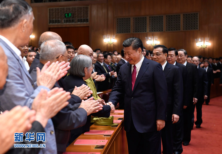 7月28日，慶祝中國人民解放軍建軍90周年文藝晚會《在黨的旗幟下》在北京人民大會堂舉行。中共中央總書記、國家主席、中央軍委主席習近平和李克強、張德江、俞正聲、劉云山、王岐山、張高麗等黨和國家領導人，與首都3000多名各界群眾一起觀看演出。演出開始前，習近平等與老戰(zhàn)士、老同志代表和&ldquo;八一勛章&rdquo;獲得者親切握手。新華社記者 李學仁 攝