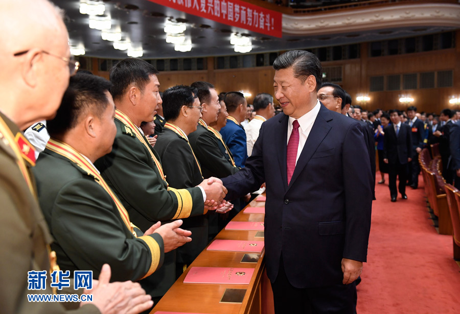 7月28日，慶祝中國人民解放軍建軍90周年文藝晚會《在黨的旗幟下》在北京人民大會堂舉行。中共中央總書記、國家主席、中央軍委主席習近平和李克強、張德江、俞正聲、劉云山、王岐山、張高麗等黨和國家領導人，與首都3000多名各界群眾一起觀看演出。演出開始前，習近平等與老戰(zhàn)士、老同志代表和&ldquo;八一勛章&rdquo;獲得者親切握手。新華社記者 李學仁 攝