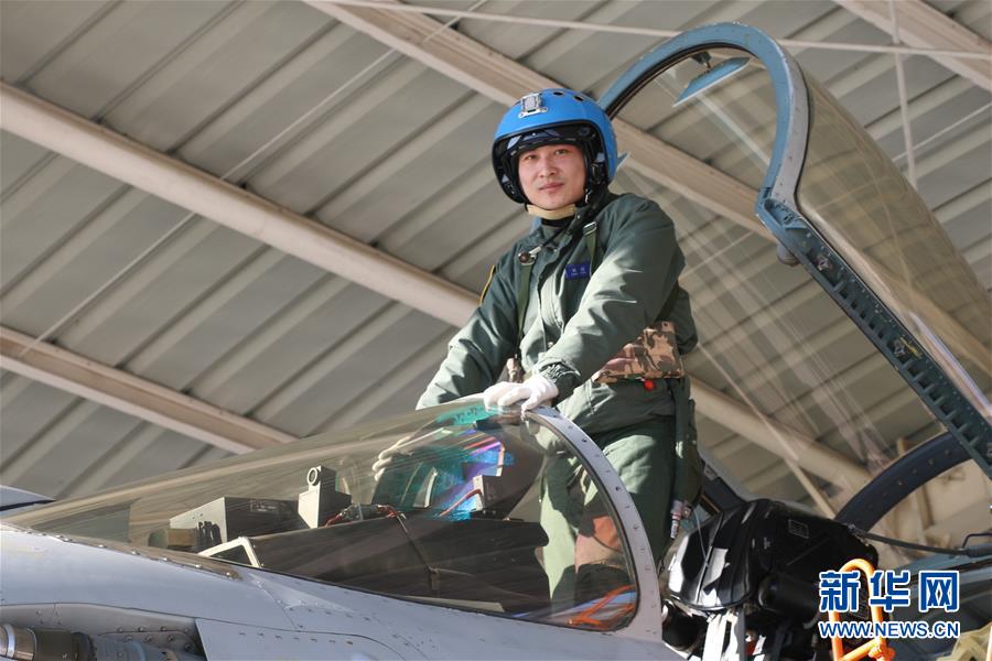 （建軍90周年&middot;英雄&middot;圖文互動(dòng)）（1）聽(tīng)，渤海灣有風(fēng)吹過(guò)來(lái)&mdash;&mdash;追記海軍某艦載航空兵部隊(duì)一級(jí)飛行員張超