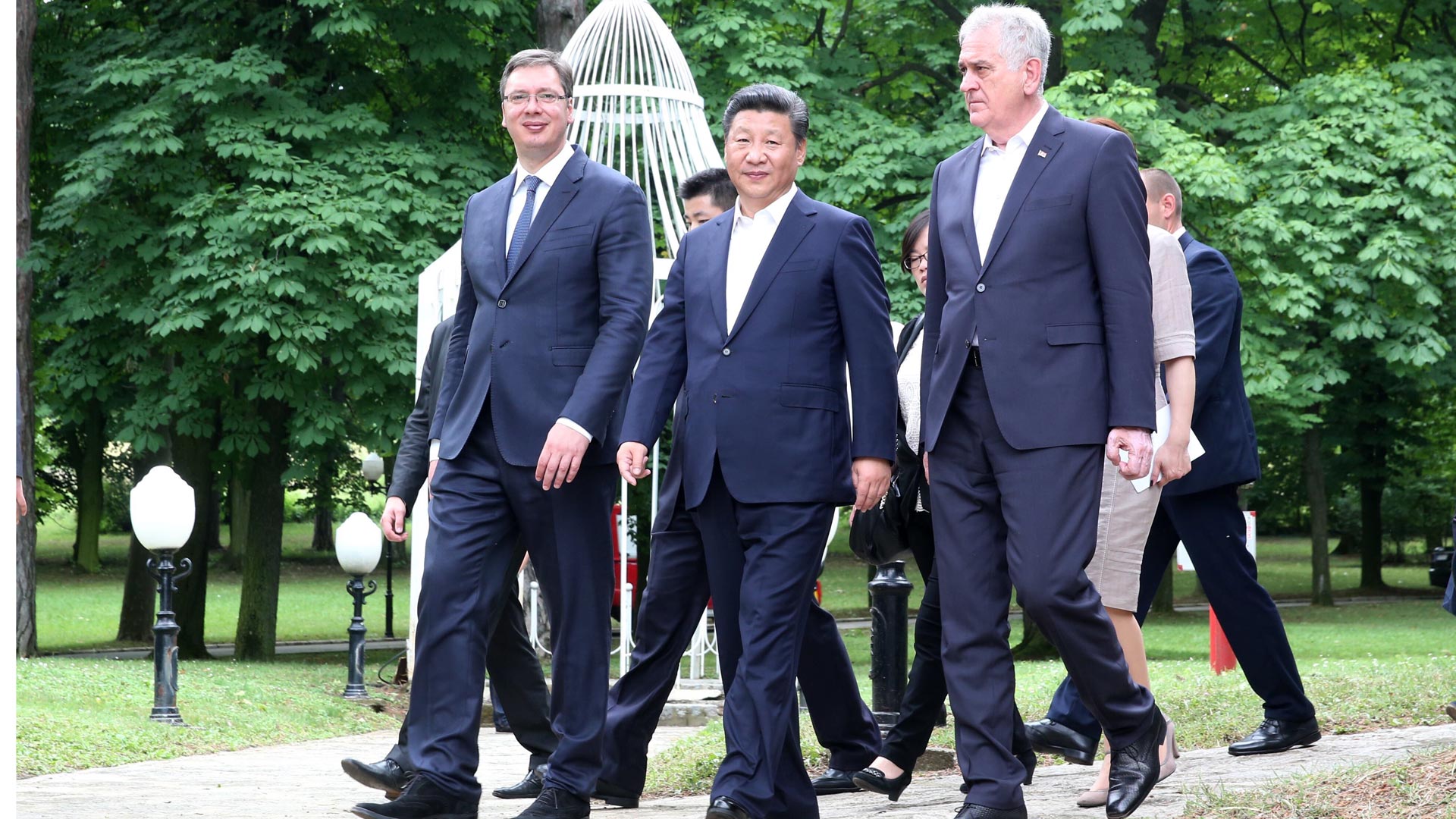 習(xí)近平出席塞爾維亞總統(tǒng)尼科利奇、總理武契奇共同舉行的午宴