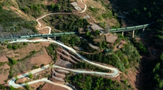 新華全媒+｜高鐵時(shí)代，大涼山鐵軌上流淌“慢幸福”