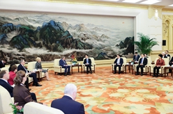 韓正會見中俄友好、和平與發(fā)展委員會第十四次全體會議與會代表