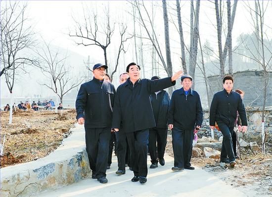 11月27日，省委書記、省人大常委會主任張慶黎到加強基層建設年活動聯(lián)系點淶水縣悟空寺村看望慰問村民，向當?shù)馗刹咳罕娦v黨的十八大精神。這是張慶黎在悟空寺村詳細了解村容村貌的建設情況。郭昭 攝