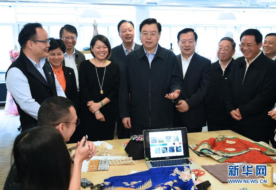 5月8日至11日，中共中央政治局常委、全國人大常委會(huì)委員長張德江在浙江調(diào)研。這是5月9日，張德江來到位于嘉興市的雅瑩服裝有限公司，了解公司的服裝設(shè)計(jì)、生產(chǎn)和銷售情況。新華社記者 馬占成 攝 