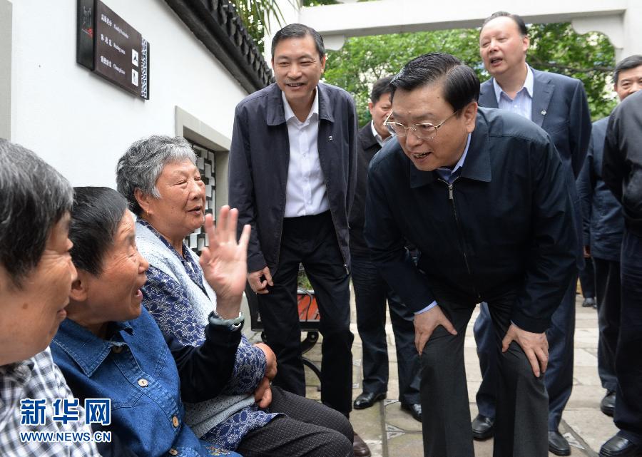 這是5月10日，張德江來到杭州市小營街道調(diào)研，并與市民親切交談。新華社記者 馬占成 攝 
