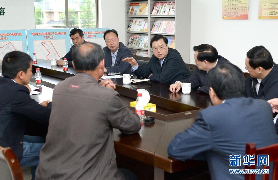 這是5月9日，張德江到湖州市妙西鎮(zhèn)調(diào)研，與基層人大代表座談。新華社記者 馬占成 攝 