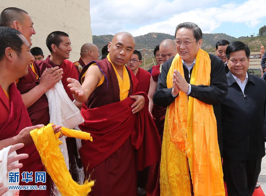 這是5月16日，俞正聲在松贊林寺看望宗教界人士。 新華社記者 劉衛(wèi)兵 攝