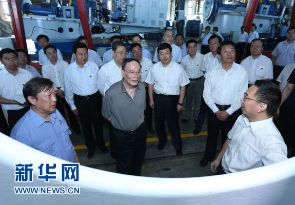 這是7月3日，王岐山在內(nèi)蒙古海裝風(fēng)電設(shè)備有限公司考察。新華社記者 龐興雷 攝 