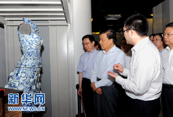 這是7月22日，劉云山在上海國家對外文化貿(mào)易基地調(diào)研。新華社記者 饒愛民 攝 