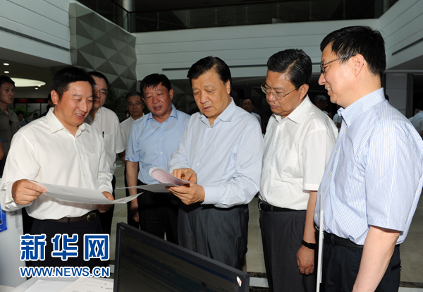  7月22日至23日，中共中央政治局常委、中央書記處書記劉云山在上海調(diào)研。這是7月22日，劉云山在中國（上海）自貿(mào)試驗區(qū)外高橋綜合服務(wù)大廳調(diào)研。新華社記者 饒愛民 攝 