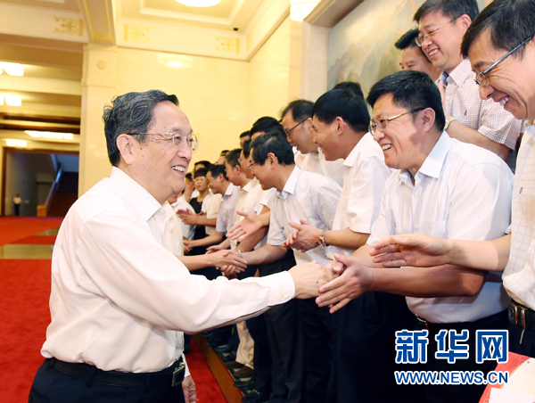 會(huì)前，俞正聲、張高麗接見(jiàn)援藏干部代表，向參加對(duì)口支援西藏工作的各地區(qū)各部門(mén)各單位和廣大援藏干部表示誠(chéng)摯問(wèn)候。新華社記者 姚大偉 攝