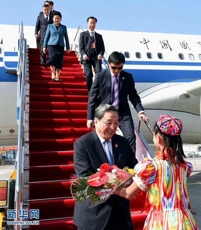 9月25日，以中共中央政治局常委、全國政協(xié)主席俞正聲為團(tuán)長的中央代表團(tuán)飛抵烏魯木齊，出席新疆維吾爾自治區(qū)成立60周年慶?；顒?dòng)。新華社記者 饒愛民 攝