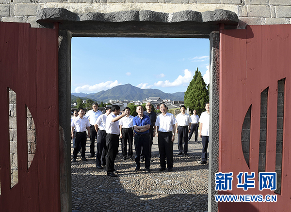 9月24日至26日，中共中央政治局常委、中央紀(jì)委書記王岐山在福建調(diào)研。這是9月24日，王岐山在上杭縣古田鎮(zhèn)參觀古田會(huì)議會(huì)址。新華社記者張鐸攝