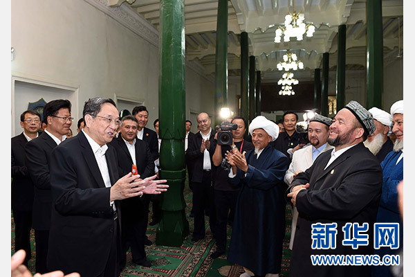 9月26日，中共中央政治局常委、全國(guó)政協(xié)主席、中央代表團(tuán)團(tuán)長(zhǎng)俞正聲率中央代表團(tuán)部分成員赴喀什看望各族干部群眾。這是俞正聲等來(lái)到喀什市艾提尕爾清真寺，與喀什地區(qū)宗教人士代表交流。新華社記者 饒愛(ài)民 攝  