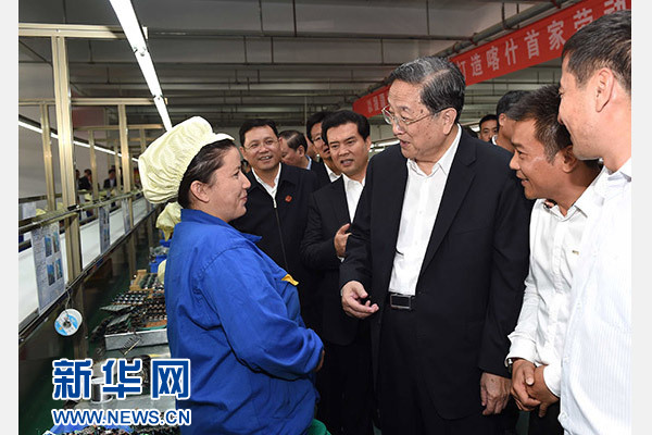 這是俞正聲等在喀什經(jīng)濟(jì)開發(fā)區(qū)深圳產(chǎn)業(yè)園視察電子產(chǎn)品生產(chǎn)線，并與現(xiàn)場(chǎng)工人親切交流。新華社記者 饒愛(ài)民 攝