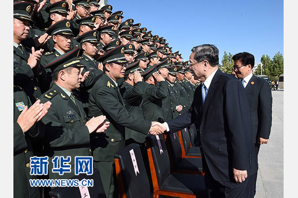 這是俞正聲等赴南疆軍區(qū)慰問(wèn)，會(huì)見官兵代表。新華社記者 饒愛(ài)民 攝