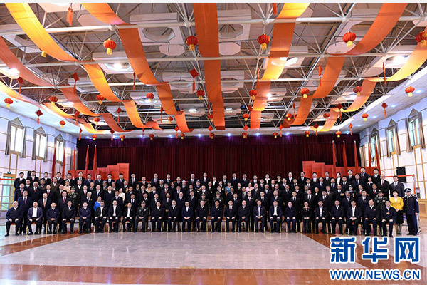 這是俞正聲同喀什地區(qū)有關(guān)負(fù)責(zé)同志、各界人士代表、援疆干部代表合影留念。新華社記者 饒愛(ài)民 攝