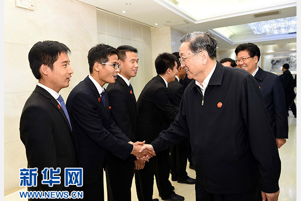 這是俞正聲會(huì)見在喀什地區(qū)鄉(xiāng)鎮(zhèn)工作的內(nèi)地高校畢業(yè)生代表。新華社記者 饒愛(ài)民 攝