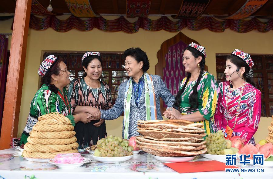　9月26日，中共中央政治局委員、國務(wù)院副總理、中央代表團(tuán)副團(tuán)長劉延?xùn)|率中央代表團(tuán)分團(tuán)到和田地區(qū)看望慰問各族干部群眾。這是劉延?xùn)|在和田市吉亞鄉(xiāng)喀勒塔吐格曼村與維吾爾族群眾在一起。新華社記者張領(lǐng)攝