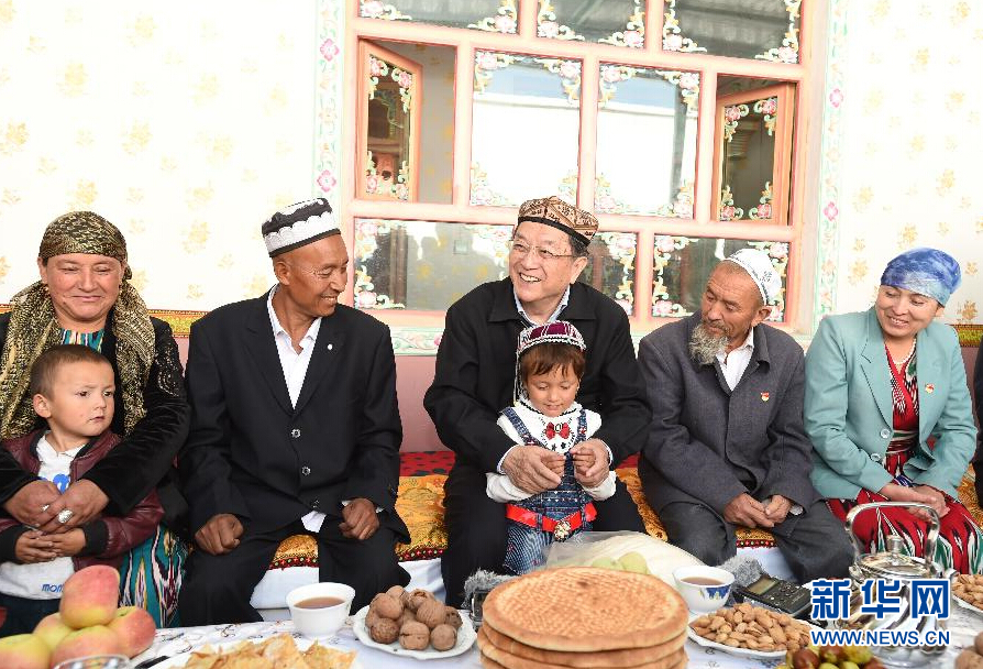 9月27日，中共中央政治局常委、全國(guó)政協(xié)主席、中央代表團(tuán)團(tuán)長(zhǎng)俞正聲率中央代表團(tuán)部分成員赴喀什地區(qū)莎車縣看望各族干部群眾。這是俞正聲在莎車縣艾力西湖鎮(zhèn)21村看望維吾爾族村民阿布來提&middot;阿不力孜一家。新華社記者 高潔 攝
