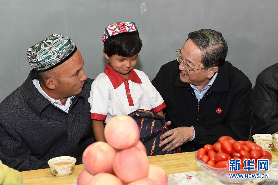 9月27日，中共中央政治局常委、全國(guó)政協(xié)主席、中央代表團(tuán)團(tuán)長(zhǎng)俞正聲率中央代表團(tuán)部分成員赴喀什地區(qū)莎車縣看望各族干部群眾。這是俞正聲到新疆生產(chǎn)建設(shè)兵團(tuán)第三師莎車農(nóng)場(chǎng)維吾爾族團(tuán)場(chǎng)職工家中看望，并向小朋友贈(zèng)送學(xué)習(xí)用品。新華社記者 饒愛民 攝