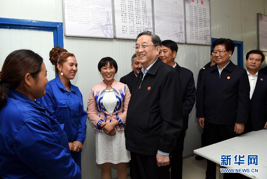 9月27日，中共中央政治局常委、全國(guó)政協(xié)主席、中央代表團(tuán)團(tuán)長(zhǎng)俞正聲率中央代表團(tuán)部分成員來到新疆英吉沙縣喀什中興手套有限公司考察。新華社記者 饒愛民 攝 