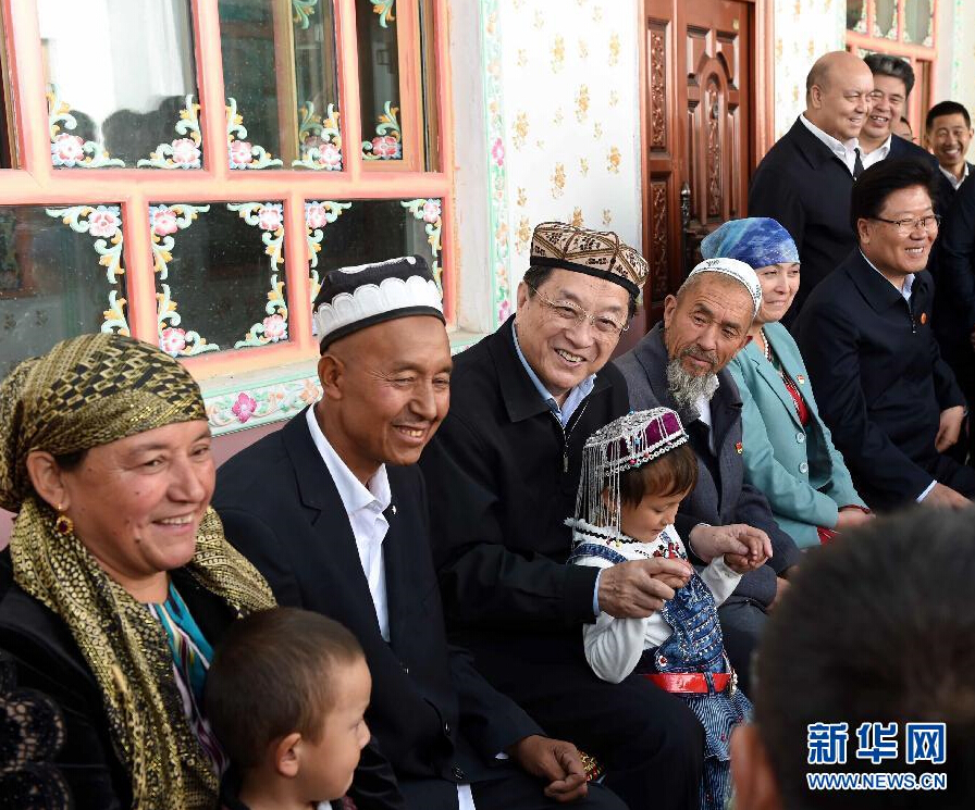 9月27日，中共中央政治局常委、全國(guó)政協(xié)主席、中央代表團(tuán)團(tuán)長(zhǎng)俞正聲率中央代表團(tuán)部分成員赴喀什地區(qū)莎車縣看望各族干部群眾。這是俞正聲在莎車縣艾力西湖鎮(zhèn)21村看望維吾爾族村民阿布來提&middot;阿不力孜一家。新華社記者 饒愛民 攝