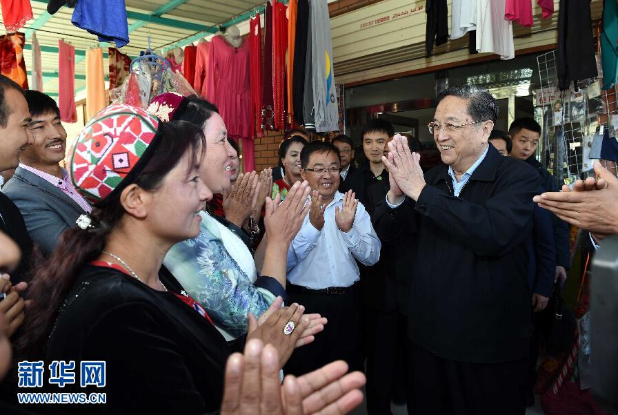 9月27日，中共中央政治局常委、全國(guó)政協(xié)主席、中央代表團(tuán)團(tuán)長(zhǎng)俞正聲率中央代表團(tuán)部分成員赴喀什地區(qū)莎車縣看望各族干部群眾。這是俞正聲在莎車縣艾力西湖鎮(zhèn)21村看望慰問維吾爾族群眾。新華社記者 饒愛民 攝