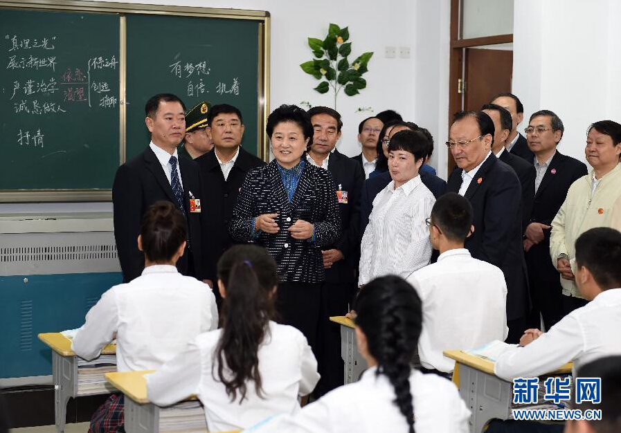 9月27日，中共中央政治局委員、國(guó)務(wù)院副總理、中央代表團(tuán)副團(tuán)長(zhǎng)劉延?xùn)|率中央代表團(tuán)分團(tuán)，帶著黨中央、國(guó)務(wù)院的親切關(guān)懷和全國(guó)各族人民的深切情誼，來(lái)到和田地區(qū)、阿克蘇地區(qū)慰問(wèn)各族干部群眾，并祝賀大家中秋節(jié)快樂(lè)。這是劉延?xùn)|視察對(duì)口援建的和田天津中學(xué)。新華社記者 張領(lǐng) 攝