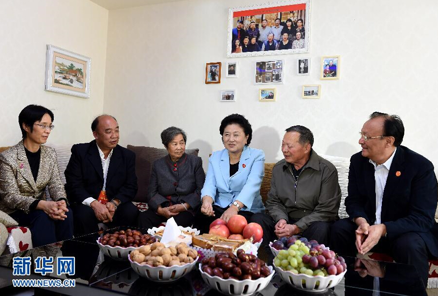 9月27日，中共中央政治局委員、國(guó)務(wù)院副總理、中央代表團(tuán)副團(tuán)長(zhǎng)劉延?xùn)|率中央代表團(tuán)分團(tuán)，帶著黨中央、國(guó)務(wù)院的親切關(guān)懷和全國(guó)各族人民的深切情誼，來(lái)到和田地區(qū)、阿克蘇地區(qū)慰問(wèn)各族干部群眾，并祝賀大家中秋節(jié)快樂(lè)。這是劉延?xùn)|來(lái)到新疆生產(chǎn)建設(shè)兵團(tuán)第一師五團(tuán)團(tuán)場(chǎng)退休職工包春祥家中慰問(wèn)。新華社記者 張領(lǐng) 攝