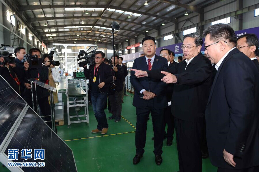 9月28日，中共中央政治局常委、全國政協(xié)主席、中央代表團團長俞正聲率中央代表團部分成員赴祖國最西端的新疆克孜勒蘇柯爾克孜自治州看望慰問各族干部群眾。這是俞正聲來到阿圖什市昆山產(chǎn)業(yè)園新疆中興能源公司視察工作。新華社記者 饒愛民 攝