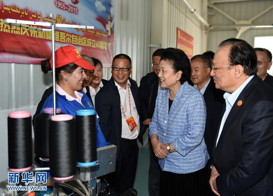 9月28日，中共中央政治局委員、國務(wù)院副總理、中央代表團副團長劉延?xùn)|率中央代表團分團赴阿克蘇地區(qū)、伊犁哈薩克自治州慰問，與各族干部群眾共度節(jié)日、共享歡樂。這是劉延?xùn)|在阿克蘇紡織工業(yè)城慰問棉紡工人。新華社記者張領(lǐng)攝