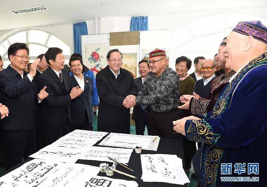 9月29日，中共中央政治局常委、全國政協(xié)主席、中央代表團(tuán)團(tuán)長俞正聲率中央代表團(tuán)部分成員赴阿勒泰地區(qū)看望各族干部群眾。這是俞正聲來到阿勒泰地區(qū)老年人活動(dòng)中心，觀看老同志書畫展，同老同志親切交談。新華社記者 高潔 攝