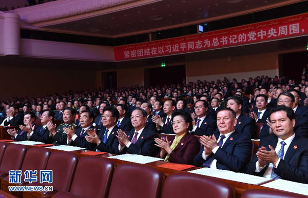     9月30日，慶祝新疆維吾爾自治區(qū)成立60周年文藝晚會(huì)《新疆禮贊》在新疆人民會(huì)堂精彩呈現(xiàn)。中共中央政治局常委、全國(guó)政協(xié)主席、中央代表團(tuán)團(tuán)長(zhǎng)俞正聲，與2000余名各族群眾代表一起觀看演出。新華社記者 饒愛民 攝