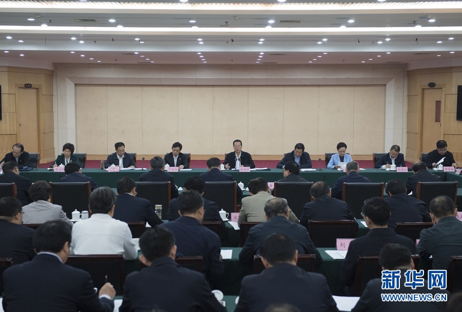10月22日至23日，中共中央政治局常委、國務院副總理張高麗在山東調研扶貧工作情況。這是10月23日，張高麗在菏澤市主持召開扶貧工作座談會。 新華社記者 王曄 攝