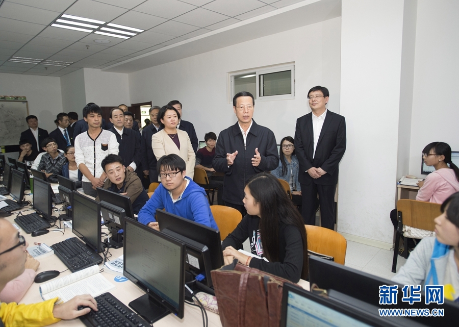 10月22日至23日，中共中央政治局常委、國務院副總理張高麗在山東調研扶貧工作情況。這是10月22日，張高麗在濟寧市惠普軟件人才實訓基地調研教育培訓脫貧有關情況。 新華社記者 王曄 攝