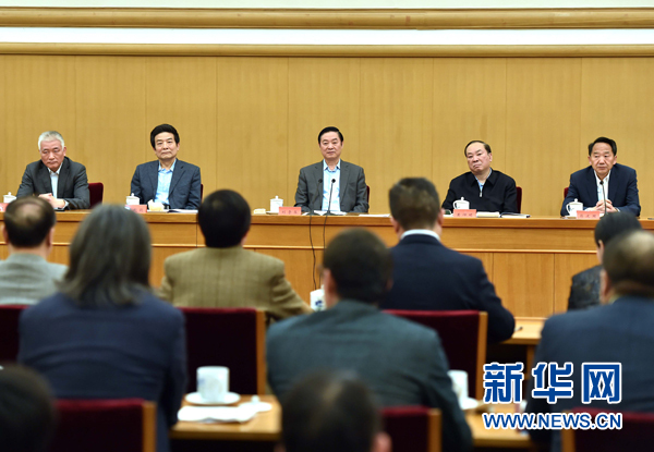 4月8日，中共中央政治局委員、中央書記處書記、中宣部部長(zhǎng)劉奇葆在北京同講好中國(guó)故事專家學(xué)者、文化交流使者研討班學(xué)員座談。 新華社記者李濤 攝