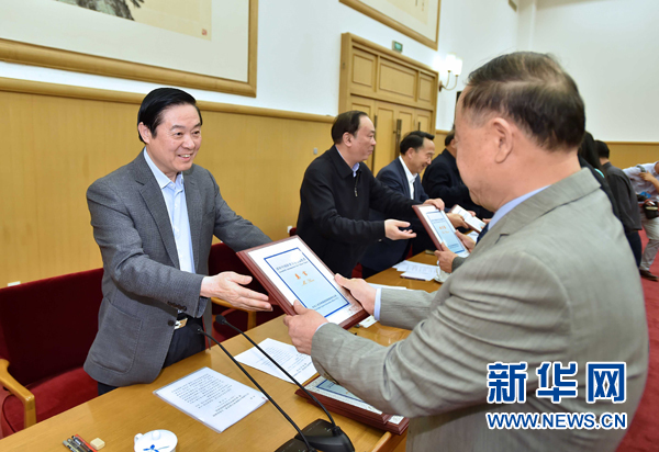 4月8日，中共中央政治局委員、中央書記處書記、中宣部部長(zhǎng)劉奇葆在北京同講好中國(guó)故事專家學(xué)者、文化交流使者研討班學(xué)員座談。這是劉奇葆在座談會(huì)上向獲得講好中國(guó)故事文化交流使者稱號(hào)的代表頒發(fā)證書。新華社記者 李濤 攝