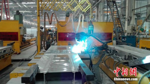 中車青島四方機車車輛股份有限公司&ldquo;80后&rdquo;高級技師張合禮在車間焊接鋼縫。