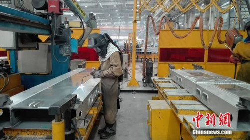 焊接工人正在工作。中新網 邱宇 攝