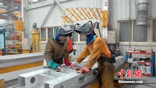 張合禮指導徒弟工作。中新網 邱宇 攝