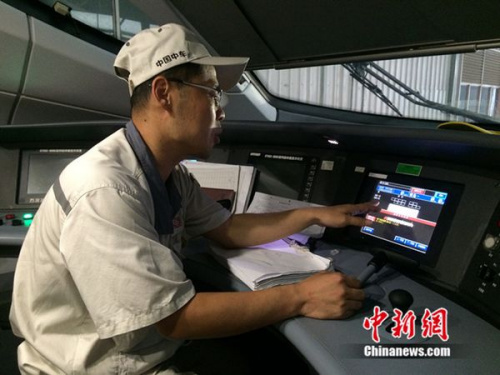 中車青島四方機(jī)車車輛股份有限公司高鐵調(diào)試高級(jí)技師周勇在演示調(diào)試過(guò)程。中新網(wǎng) 邱宇 攝