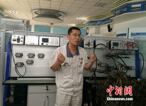 周勇在工作室介紹設(shè)備。中新網(wǎng) 邱宇攝