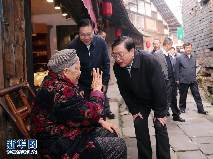 這是11月21日，張德江在宜賓李莊鎮(zhèn)同濟(jì)社區(qū)與居民親切交談。 新華社記者 劉衛(wèi)兵 攝 