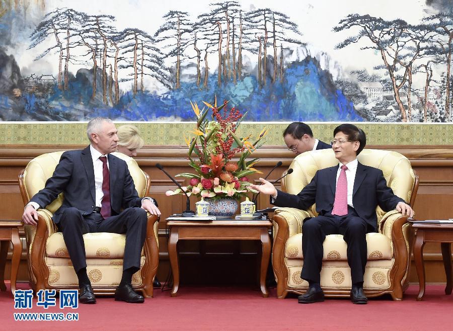 11月25日，中共中央政治局委員、中央政法委書記孟建柱在北京會見白俄羅斯總統(tǒng)辦公廳副主任米茨克維奇。 新華社記者燕雁攝 